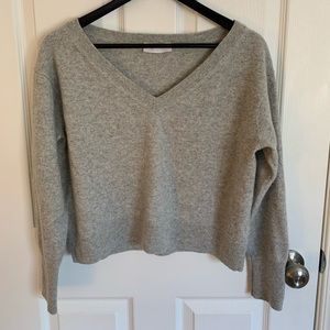 Everlane / The cropped Cashmere v-neck sweater